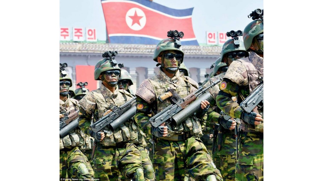 Північна Корея демонструє фейкову зброю на параді